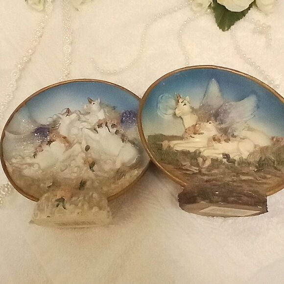 Set of two (2) Mystical Unicorn figurines/plates. Multi color on poly resin base - Picture 5 of 5